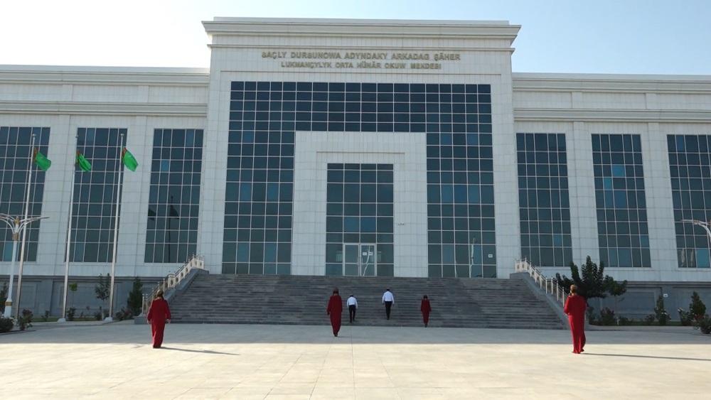 2025/2026-njy okuw ýyly üçin aşakdaky hünärler boýunça talyplyga kabul edýär: