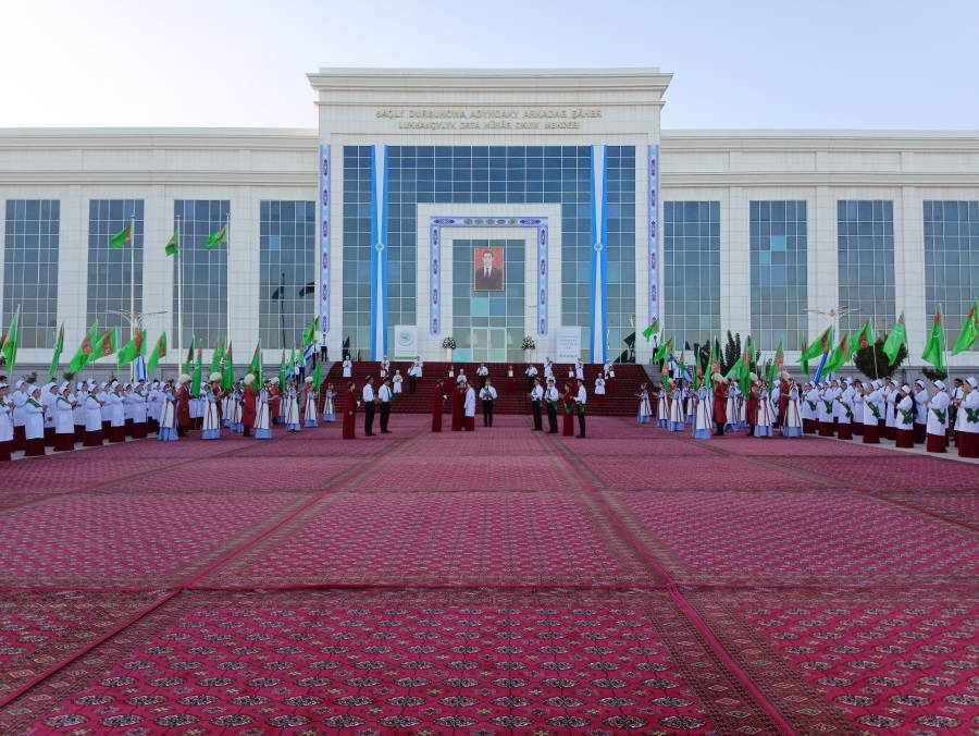 “Bilimler  we talyp ýaşlar güni” dabaraly pursady.