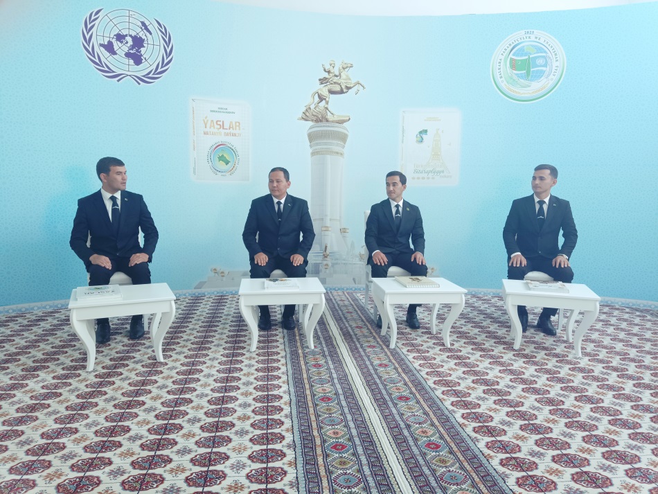 Tegelek stoluň başyndaky söhbetdeşlik.