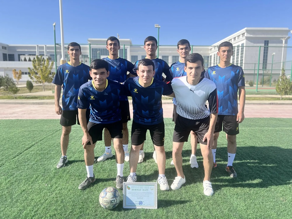 Kiçi futbol görnüşi boýunça geçirilen bäsleşik.